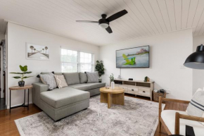 Palm House~Heated Pool~8 min to Beach